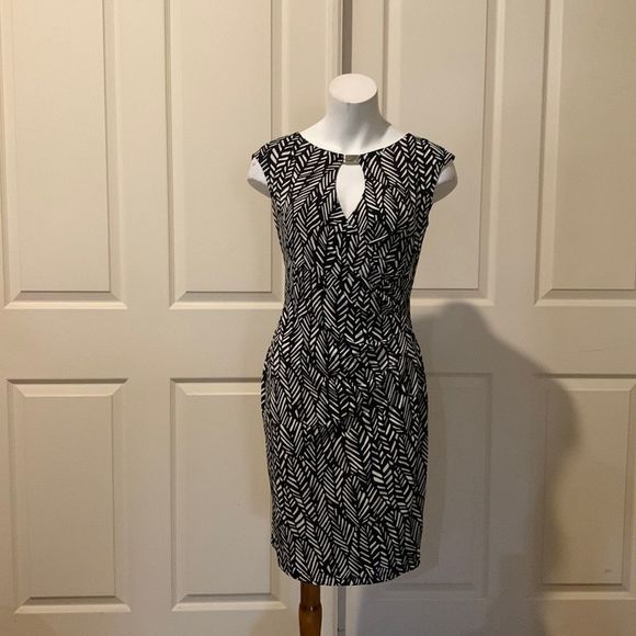 Enfocus Studio Dresses & Skirts - Enfocus Studio black ruched key hole dress. Size 4